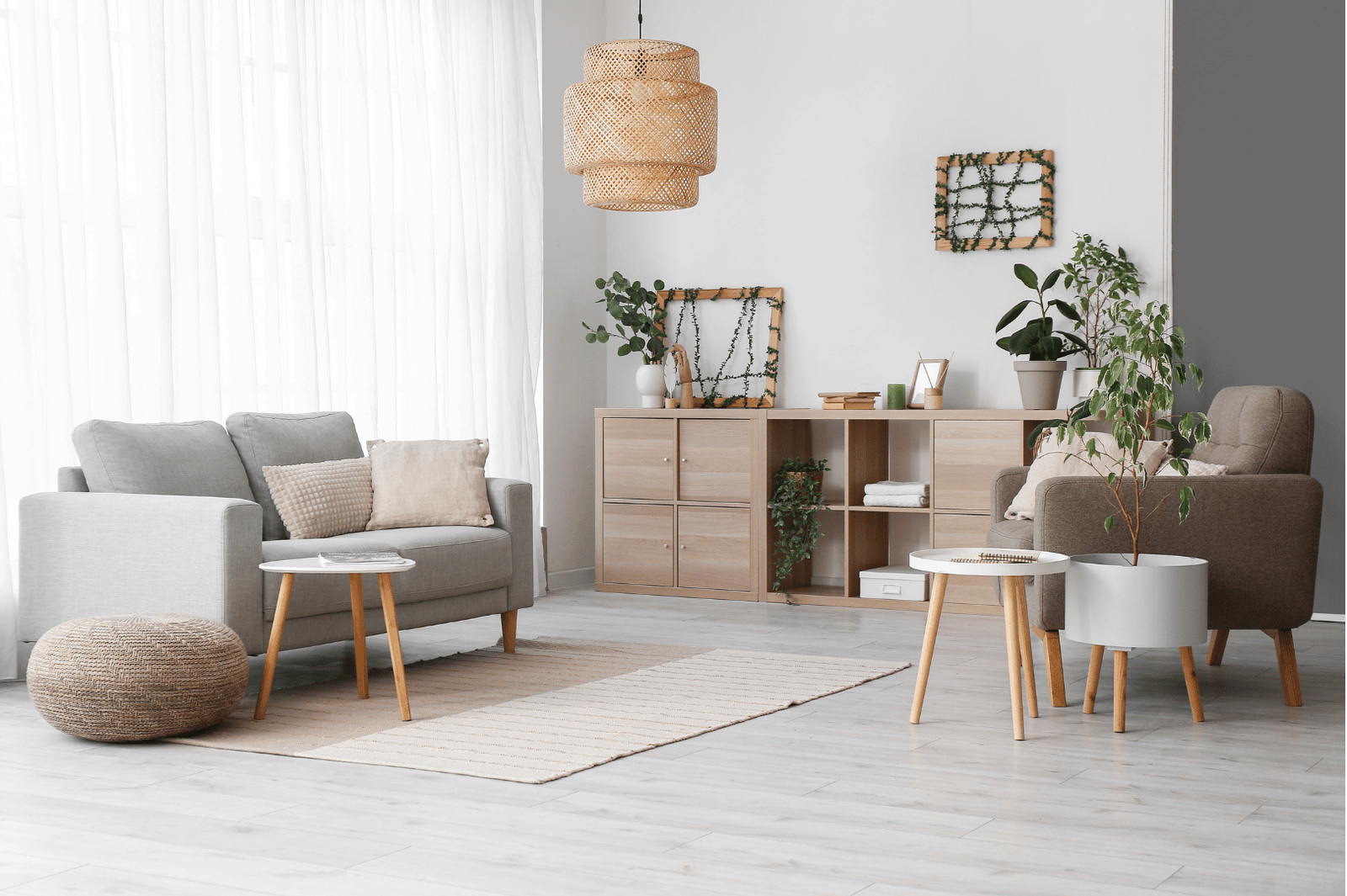 Heller, einladender Therapieraum der Praxis Hügle in Berlin-Wilmersdorf mit gemütlicher Sitzgruppe und Pflanzen.