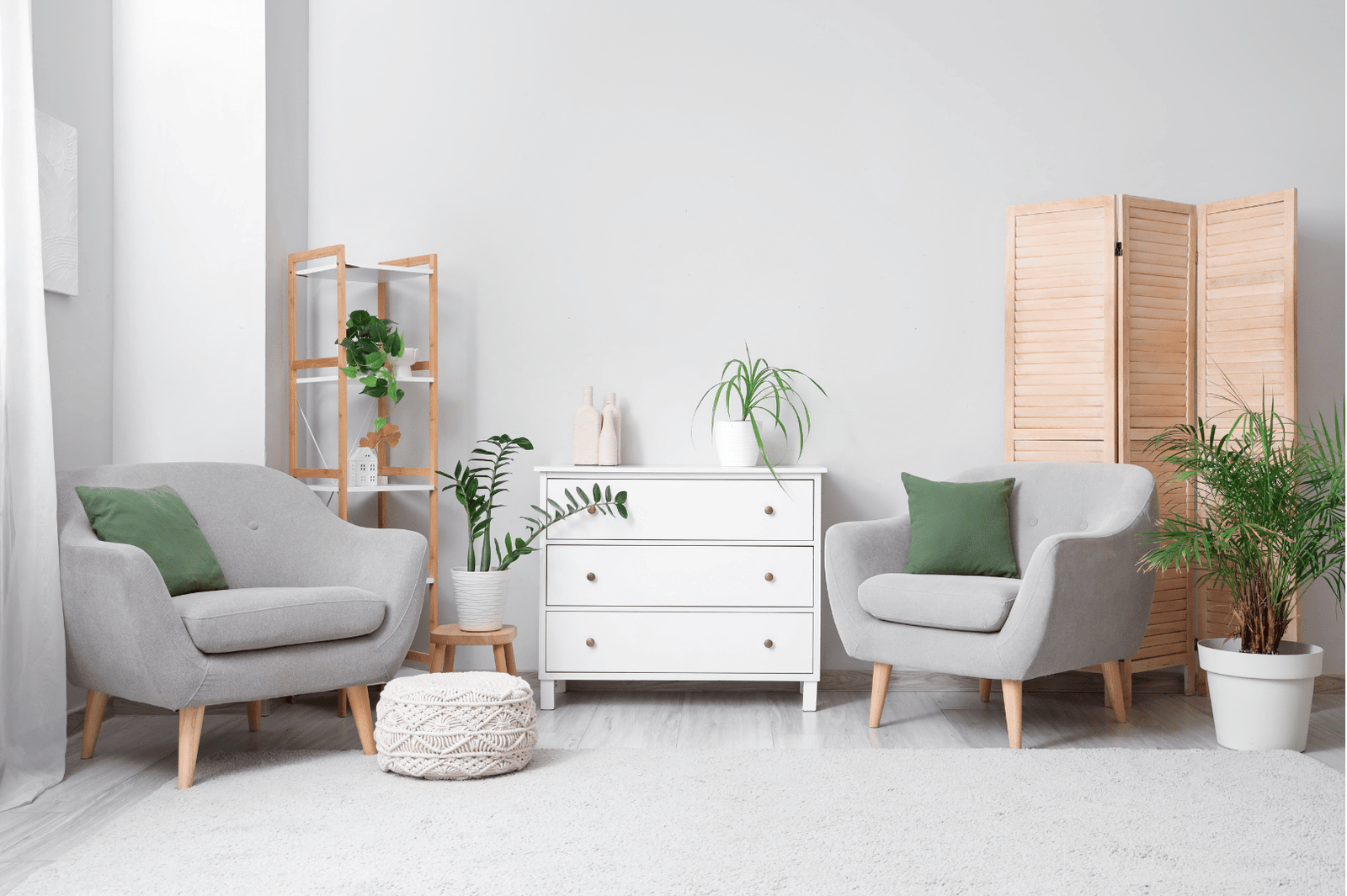 Heller, moderner Praxisraum mit zwei Sesseln, Pflanzen und warmer Atmosphäre – Psychotherapie Hügle Berlin-Wilmersdorf